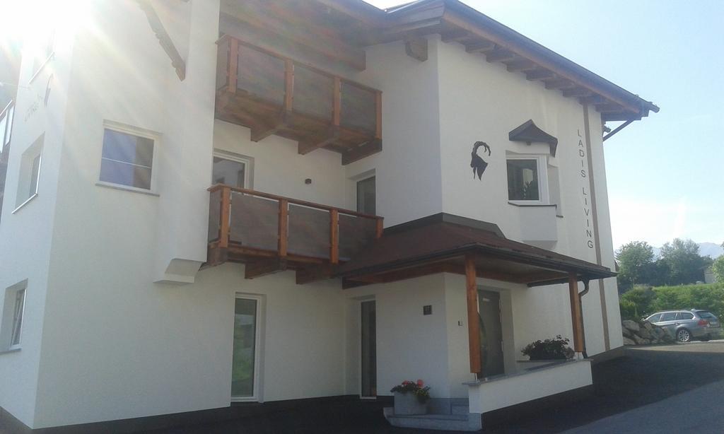 Ladis Living Apartman Kültér fotó